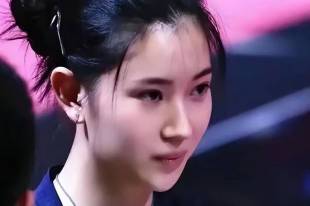 体育广告赵本山与徒弟王小利看比赛 为辽宁男篮加油钟丽缇与两女儿拍