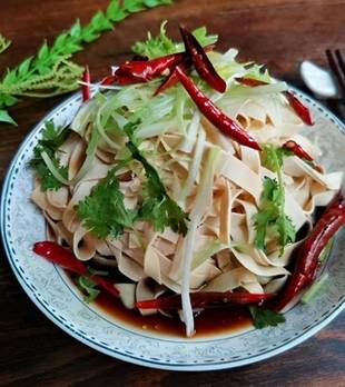 换个花样吃干豆腐，做法零难度，葱香浓郁越嚼越香，全家都爱吃