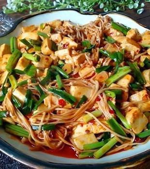 豆腐和它是绝配，不放一块肉，大火一烧鲜香滑嫩，好吃到汤都不剩