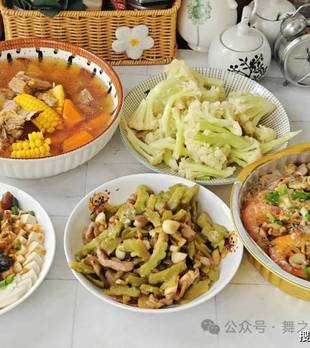 今天的午餐：蒜蓉粉丝蒸海鲜，四道菜再来一道营养汤，孩子老人吃得开心