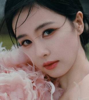 白鹿《红秀》九月刊写真！雪肤玉貌身材曼妙性感撩人