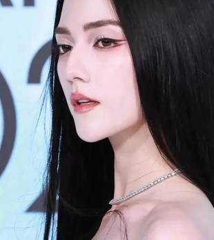最美“妲己”娜然亮相ELLE盛典，裸色抹胸长裙惊艳全场