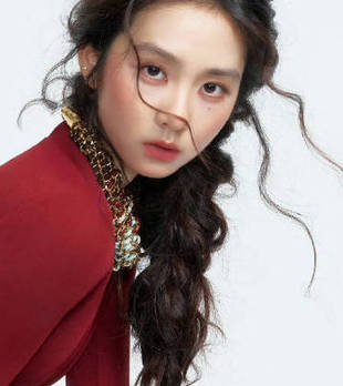 黄多多卷发穿香奈儿红裙美爆了！曼妙身材大秀长腿太惊艳