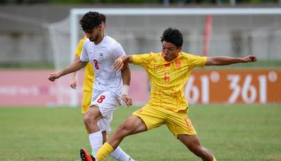 组图：亚运男足-U23国足0-0战平伊朗 徐彬激烈拼抢