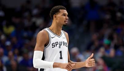 NBA-马刺胜独行侠 文班亚马场上点赞