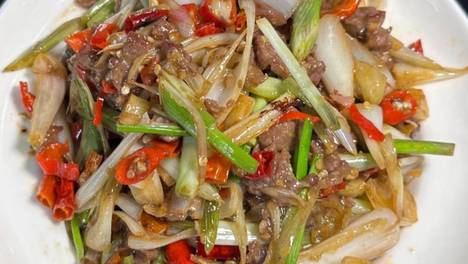 这盘藠头炒牛肉，香得能把锅铲舔干净！