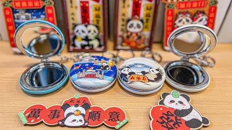 太阳岛大熊猫馆国宝兄弟揣福字，“芝士”、“芝麻”年味文创上新啦