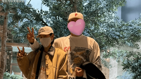 孙艺珍晒儿子拍的照片：与玄彬情侣装出镜，夫妇比耶拍照好甜蜜