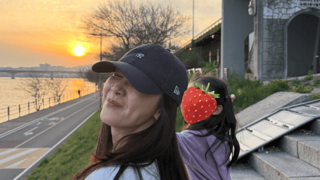 崔智友晒与孩子合影：母女俩一起看落日好惬意，女儿双马尾造型很可爱