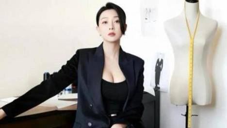 御姐熟女天花板，殷桃罕见晒最新美照，46岁身姿风韵犹存肉感十足