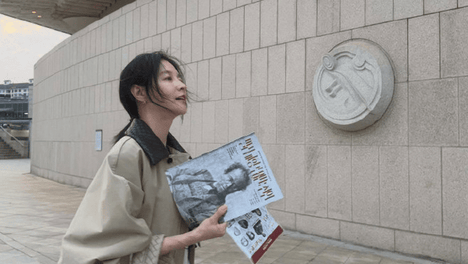 李英爱晒新照：低马尾显慵懒，回眸一盼气质佳