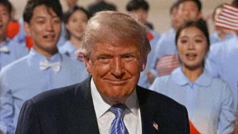 白宫对特朗普访华作出评价，称其凭借自身实力重新活跃于世界舞台