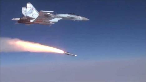 F-16被凌空撕碎，苏-35这一枪打的不是飞机，是美制神话