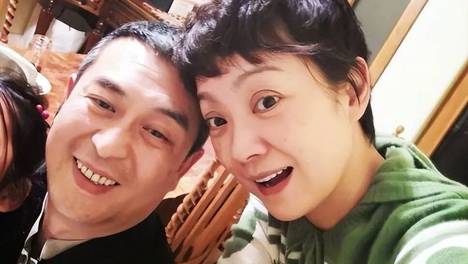 56岁张嘉益近况曝光！与杜珺离婚后娶王海燕，如今婚姻幸福成人生赢家