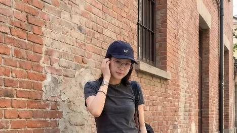 灰色T恤配什么颜色下装高级耐看？试试这几种，日常又不失端庄