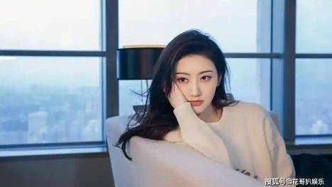 景甜被曝急售上亿豪宅，代孕事件深层内幕曝光，顶奢小花跌落泥潭 景甜代孕事件引发争议，工作室敷衍回应，后曝其疯狂抛售豪宅、主动求和并支付巨额和解费，最终以小金库和房产还债解决
