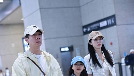 董璇张维伊携女儿小酒窝现身机场 一家三口温馨有爱