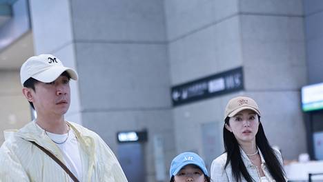 董璇张维伊携女儿小酒窝现身机场 一家三口温馨有爱