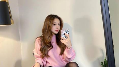 开心一刻：昨晚背女友回家，女友问：你猜我俩这样是什么字？