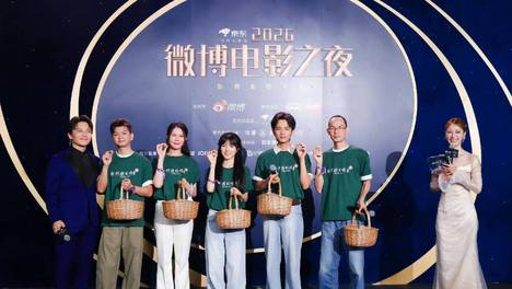 “南枝”穿T恤走红毯，高圆圆重新定义豹纹，叶童银发配红裙真优雅