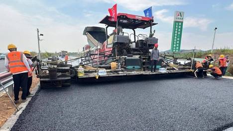 董梁高速项目沥青上面层试验段铺设圆满完成