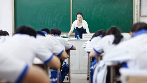 事关中小学校服！教育部答疑