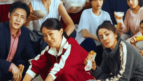 《功夫女足》5 天破 8 亿！票房狂飙冲刺 30 亿，口碑撕裂成最大话题 《功夫女足》暑期档票房飙升，突破8亿，创影史纪录，引发口碑争议，主演刷新票房纪录。