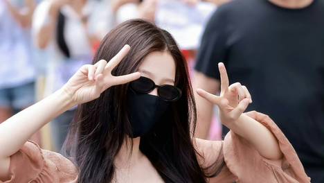 虞书欣穿荷叶短上衣配印花短裙 腰身纤细又甜又辣