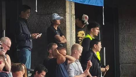 马云穿白T低调看球！李彦宏、丁磊靠边站，万亿大佬合照C位居然是他…