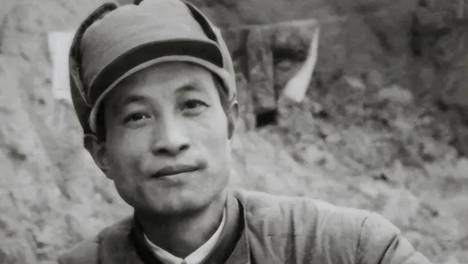 他是被我军俘虏的技术兵，换个名字留了下来，25年后成开国中将