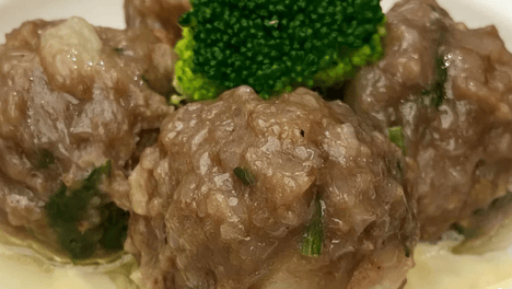 新会陈皮搭配牛茸，蒸制肉丸迸发肉汁果香交织风味