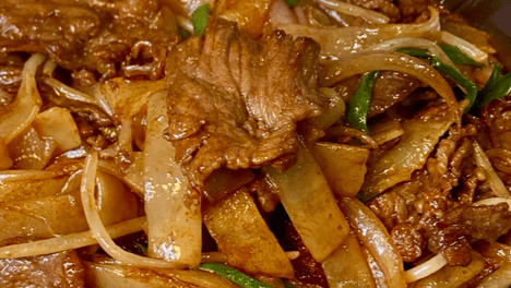 新鲜河粉小心撕散备用，小苏打腌制牛肉锁住嫩肉汁水