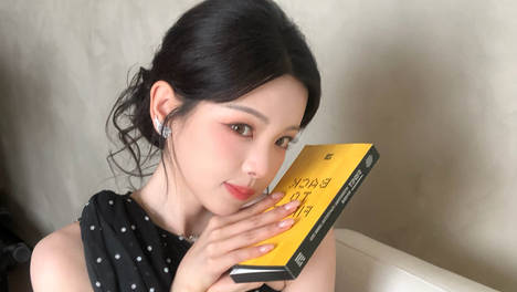杨超越穿单肩波点黑色长裙灵动飘逸 化身元气少女娇俏可人