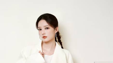 李沁穿白色毛呢大衣套装明媚大气 优雅温婉尽显白月光千金感