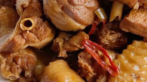 谁说鸡肉难炖？关键放3种香料，鸡肉出锅就飘香，鲜香入味