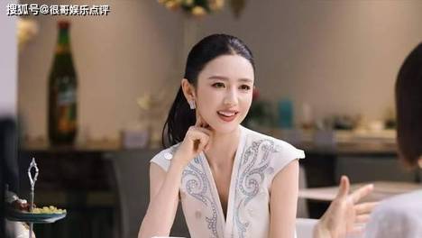 鲁豫访谈中佟丽娅袒露心声，儿子的一句话，曾让她迟迟不愿离婚 佟丽娅因儿子话语陷入离婚纠结，最终意识到家庭氛围稳定比婚姻形式更重要。