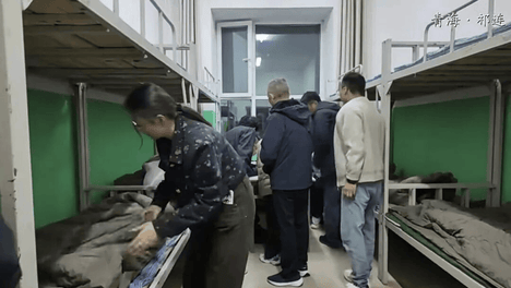 “10万游客涌进5万人县城”文旅局长为游客铺床引争议 官方回应