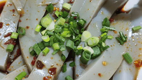 鸡豆磨浆凝作墨玉凉粉，凉拌油煎品滇西清鲜酸辣