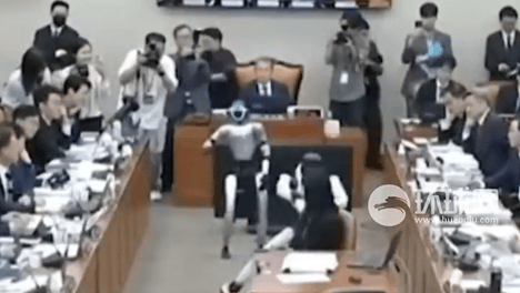 中国人形机器人“罕见”现身韩国国会 展示行走、武术和舞蹈动作