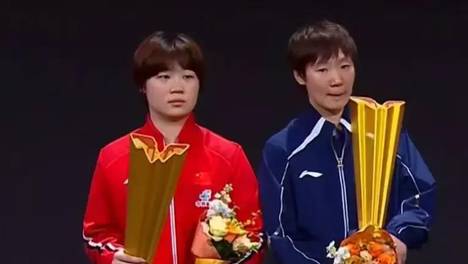 女双颁奖名场面！日本组合乐开花，双曼合影露出微笑，这奖杯看着可真沉啊