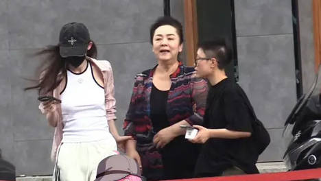娜扎外出陪妈妈看中医 白背心粉衬衫舒适日常