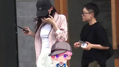 娜扎外出陪妈妈看中医 白背心粉衬衫舒适日常