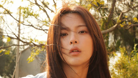 杨超越浅蓝衬衫配碎花裙 松弛文艺氛围感十足