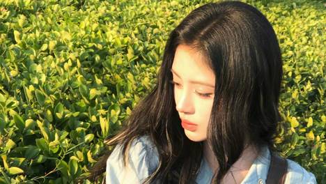 鞠婧祎身穿蓝色泡泡袖化身公主 长发及腰俏皮灵动