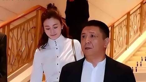 李小冉官宣离婚后深夜硬刚，驳斥营销谣言，拒绝被随意编造故事 李小冉官宣离婚遭谣言攻击，自媒体制造虚假信息，引发全网热议。
