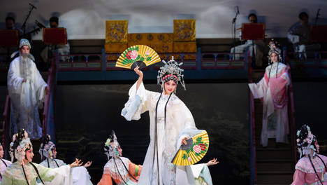 2人带婴儿入境遇检查扔下孩子就跑