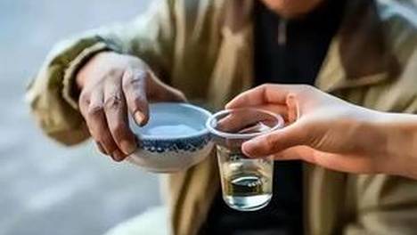 网友爬天山偶遇罕见天山雪莲