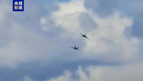 美国2架战机，在空中相撞并坠毁