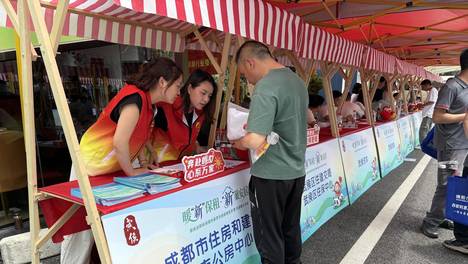 快递小哥网约车司机的“暖心新家”来了！成都这场保租房推介会把安居服务送到站点上