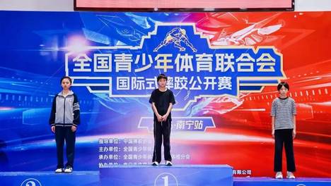 青少年体育动态 | 三十五载薪火相传，蒙自乡村少年从稻草垫 “摔”向全国赛场